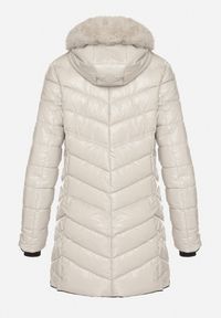 Born2be - Biała Pikowana Kurtka o Taliowanym Kroju z Kapturem z Futerkiem Naleanna. Okazja: na co dzień. Typ kołnierza: kaptur. Kolor: biały. Materiał: futro. Styl: casual