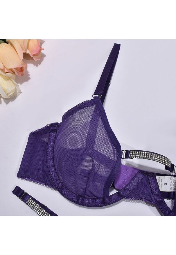 Intica - Komplet bielizny z kryształkami elegancki i wygodny Sinem. Kolor: fioletowy. Materiał: materiał, tkanina. Wzór: aplikacja