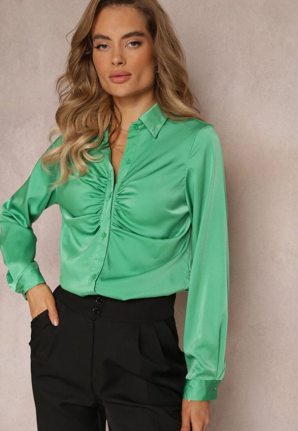 Renee - Zielona Marszczona Elegancka Koszula z Satyny Kaldei. Okazja: na co dzień. Kolor: zielony. Materiał: satyna. Styl: elegancki