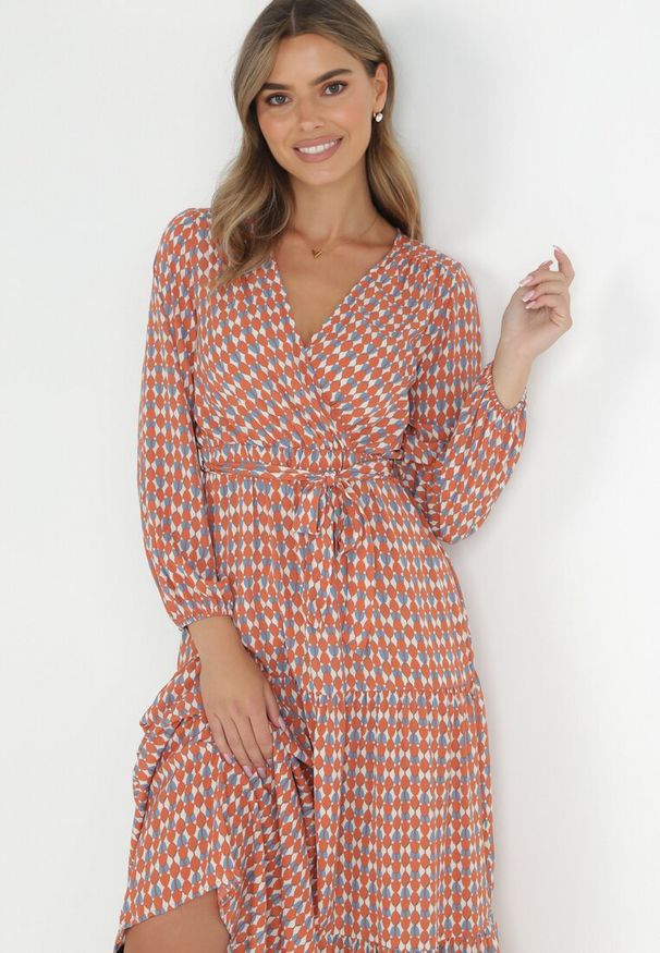 Born2be - Pomarańczowa Sukienka z Kopertowym Dekoltem i Falbaną na Dole Irelile. Okazja: na co dzień. Typ kołnierza: dekolt w serek. Kolor: pomarańczowy. Materiał: tkanina. Długość rękawa: długi rękaw. Typ sukienki: kopertowe. Styl: casual, elegancki