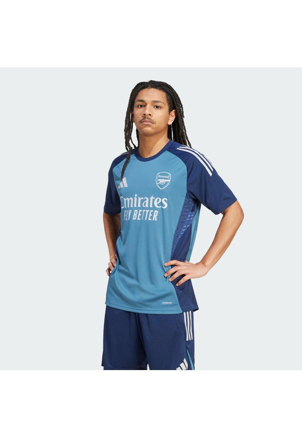 Adidas - Koszulka treningowa Arsenal Tiro 25. Kolor: niebieski. Materiał: dzianina. Sport: piłka nożna