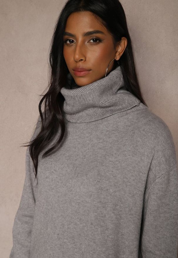 Renee - Jasnoszary Casualowy Golf Oversize z Wiskozą i Modalem Emira. Okazja: na co dzień. Typ kołnierza: golf. Kolor: szary. Materiał: wiskoza. Długość rękawa: długi rękaw. Długość: długie. Wzór: jednolity. Styl: casual