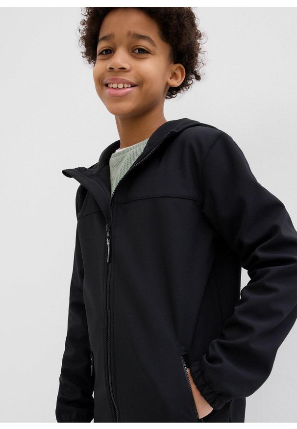 bonprix - Hydrofobowa kurtka softshellowa z kapturem. Typ kołnierza: kaptur. Kolor: czarny. Materiał: softshell