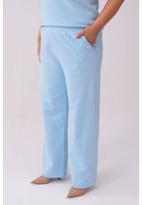 Moda Size Plus Iwanek - Długie błękitne spodnie Nadia PLUS SIZE XXL LATO. Okazja: na co dzień. Kolekcja: plus size. Kolor: niebieski. Materiał: elastan, bawełna, tkanina, materiał. Długość: długie. Sezon: lato. Styl: casual #1