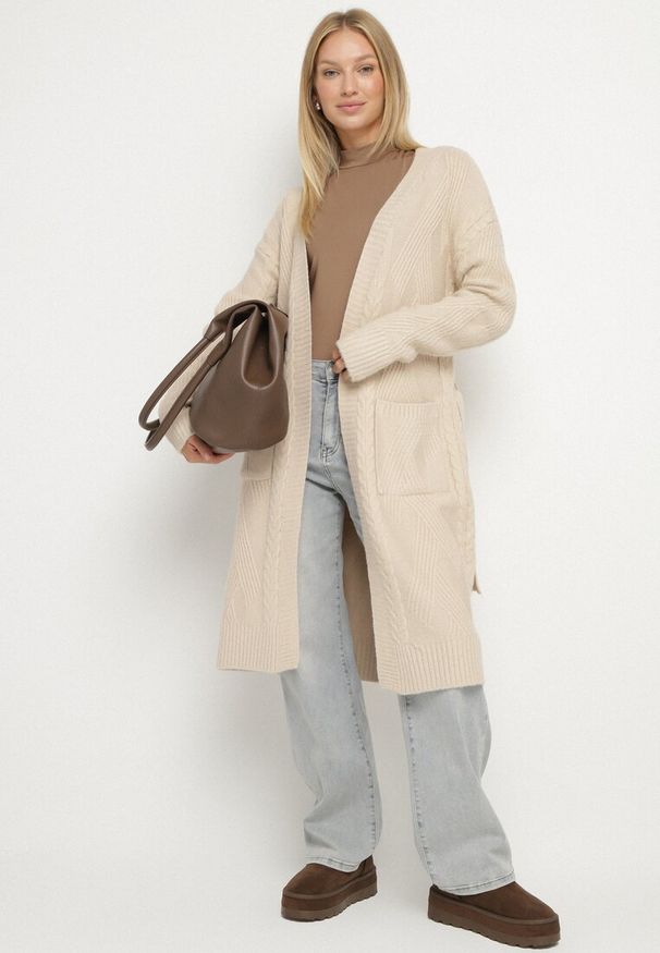 Born2be - Beżowy Niezapinany Kardigan z Wełną z Warkoczowym Splotem i Wiązanym Paskiem Darrive. Okazja: na spotkanie biznesowe, do pracy, na co dzień. Kolor: beżowy. Materiał: wełna. Długość rękawa: długi rękaw. Długość: długie. Wzór: ze splotem. Styl: elegancki, casual, biznesowy