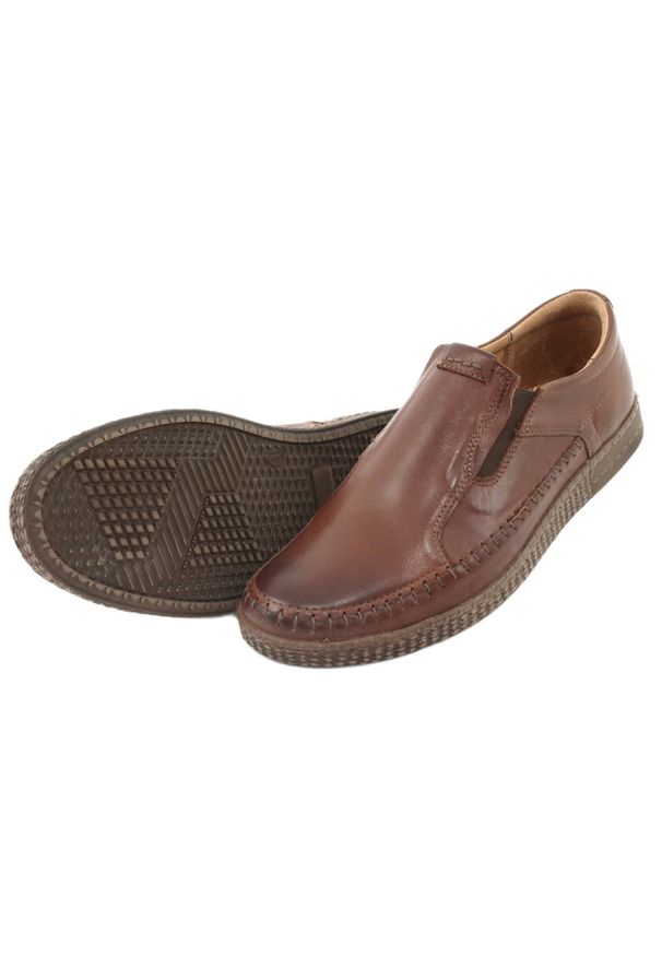 Buty męskie wsuwane brąz Riko 913 brązowe. Okazja: do pracy, na spacer, na co dzień. Zapięcie: bez zapięcia. Kolor: brązowy. Materiał: materiał, skóra, tworzywo sztuczne. Styl: casual, klasyczny, elegancki