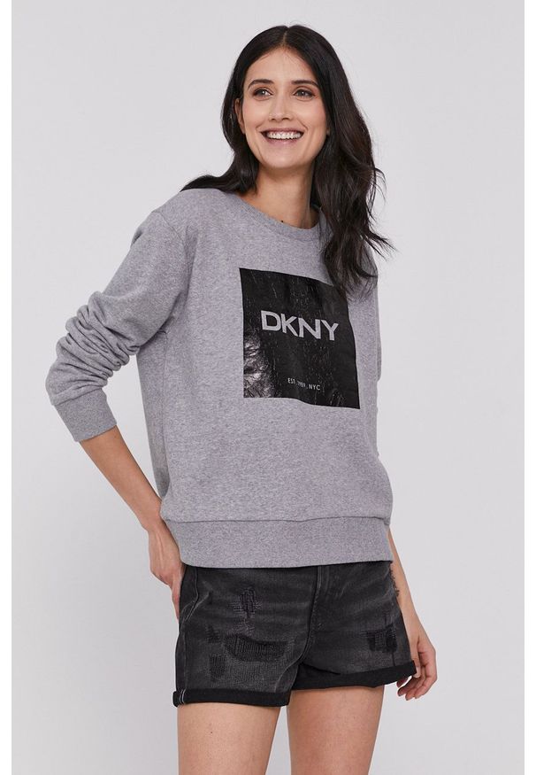 DKNY - Dkny - Bluza. Kolor: szary. Materiał: dzianina. Długość rękawa: długi rękaw. Długość: długie. Wzór: nadruk