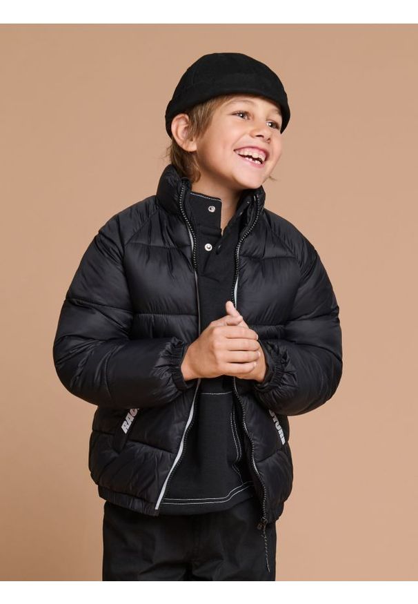 Sinsay - Pikowana kurtka z kołnierzem - czarny. Kolor: czarny. Materiał: materiał. Długość rękawa: długi rękaw. Długość: długie