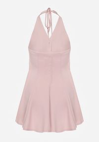 Renee - Różowa Sukienka Taliowana Rozkloszowana z Ozdobnymi Złotymi Guzikami i Wiązaniem na Szyi Argica. Okazja: na co dzień. Kolor: różowy. Materiał: poliester, jeans. Sezon: lato. Styl: casual, elegancki, klasyczny #3