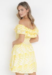 Born2be - Żółta Rozkloszowana Sukienka Mini Hiszpanka z Gumką w Pasie i Ozdobnym Haftem Lenia. Typ kołnierza: dekolt hiszpanka. Kolor: żółty. Materiał: tkanina. Wzór: haft. Długość: mini #4