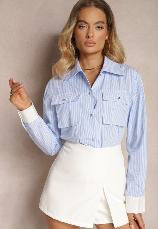 Renee - Niebieska Koszula o Klasycznym Kroju w Paski z Kieszeniami Zapinana na Guziki Ilfea. Kolor: niebieski. Materiał: jeans. Długość rękawa: długi rękaw. Długość: długie. Wzór: paski. Styl: klasyczny