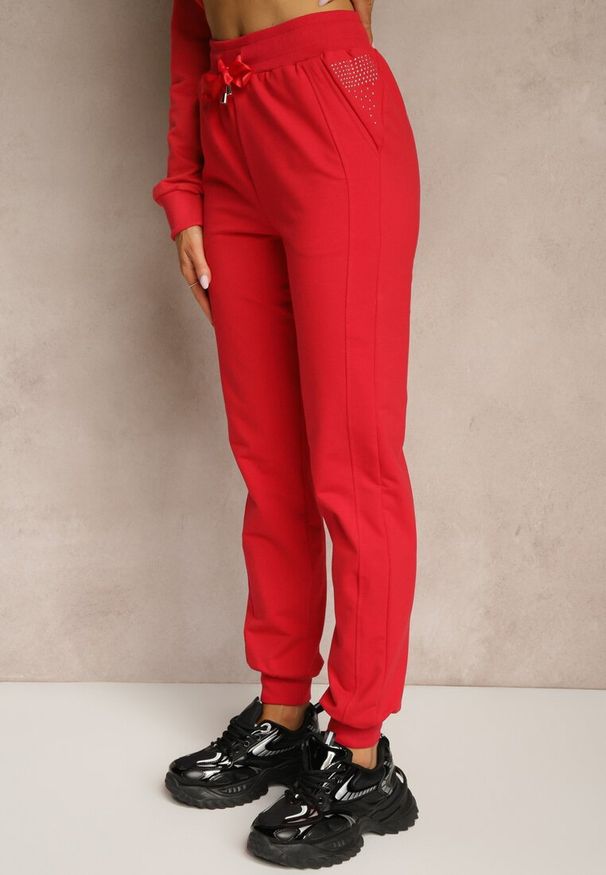 Renee - Czerwone Spodnie Dresowe Joggery z Cyrkoniami i Wstążkami Ulinarea. Okazja: na co dzień. Kolor: czerwony. Materiał: dresówka. Styl: elegancki, casual