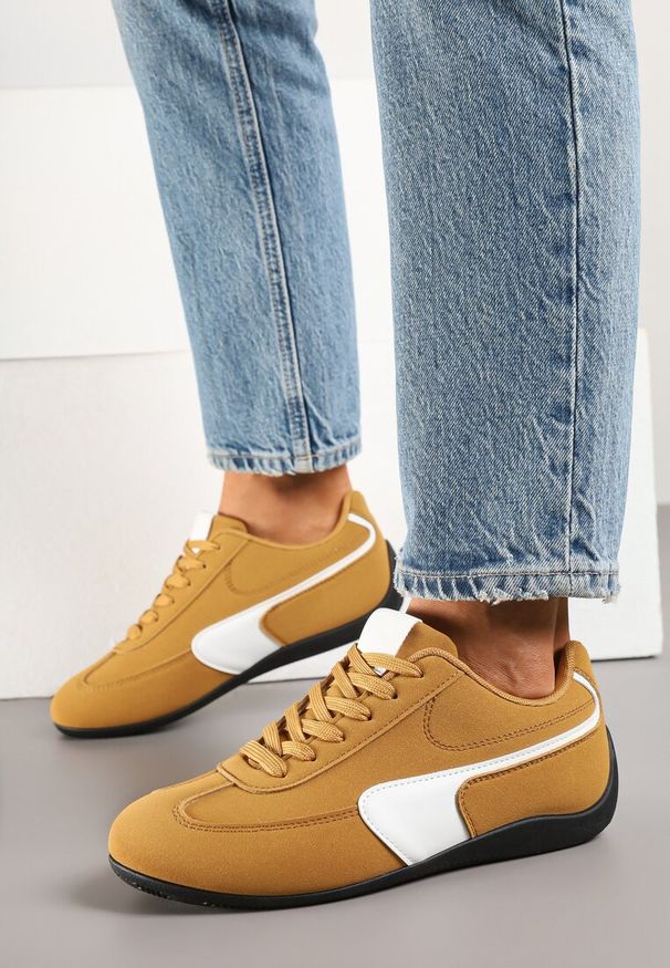 Renee - Jasnobrązowe Sneakersy Typu Klasyczne Tenisówki Zelritia. Okazja: na spotkanie biznesowe, na co dzień. Kolor: brązowy. Materiał: jeans. Szerokość cholewki: normalna. Wzór: aplikacja