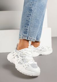 Renee - Białe Sneakersy na Platformie z Geometrycznym Wzorem Eledisa. Okazja: na co dzień. Kolor: biały. Materiał: jeans. Wzór: geometria. Obcas: na platformie #6