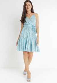 Born2be - Niebieska Sukienka z Wiskozy Eudaia. Typ kołnierza: dekolt kopertowy. Kolor: niebieski. Wzór: aplikacja, kwiaty. Typ sukienki: kopertowe, rozkloszowane. Materiał: wiskoza. Długość rękawa: na ramiączkach. Sezon: lato. Styl: wakacyjny. Długość: mini #6