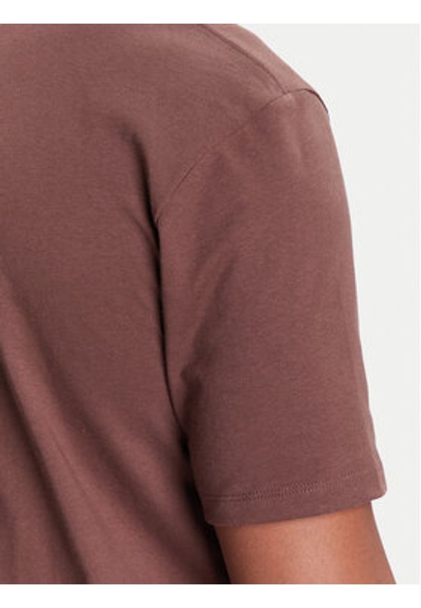 Wrangler T-Shirt Sign Off 112371484 Brązowy Regular Fit. Kolor: brązowy. Materiał: bawełna