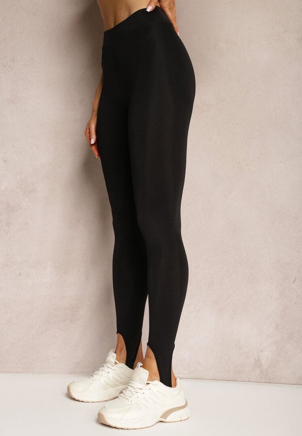 Renee - Czarne Casualowe Legginsy High Waist Zakończone Antypoślizgową Gumką Zakładaną na Piętę Elanielle. Okazja: na co dzień. Stan: podwyższony. Kolor: czarny. Materiał: skóra, materiał. Styl: casual