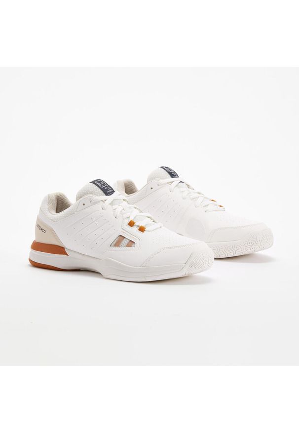 ARTENGO - Buty tenisowe męskie Artengo TS500 na każdą nawierzchnię. Kolor: biały, beżowy, brązowy, wielokolorowy. Materiał: kauczuk. Szerokość cholewki: normalna. Sport: tenis