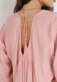 Born2be - Różowa Wiskozowa Bluzka z Ażurowymi Zdobieniami i Wiązaniem na Plecach Mapiya. Kolor: różowy. Materiał: wiskoza. Wzór: ażurowy, aplikacja