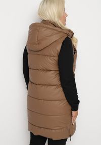 Born2be - Brązowa Pikowana Kamizelka z Kapturem na Suwak i Napy Timella. Okazja: na co dzień, na spacer. Typ kołnierza: kaptur. Kolekcja: plus size. Kolor: brązowy. Materiał: jeans. Wzór: aplikacja. Styl: casual, elegancki, klasyczny #4