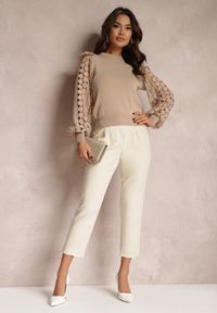 Renee - Beżowy Sweter Dzianinowy z Falbankami i Ażurowym Zdobieniem Halni. Typ kołnierza: kołnierz z falbankami. Kolor: beżowy. Materiał: dzianina. Wzór: aplikacja, ażurowy #4