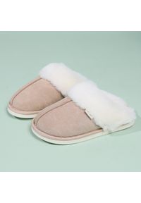 Intica - Kapcie domowe ocieplane z miękką wyściółką Shalanda. Okazja: do domu. Kolor: brązowy. Materiał: materiał. Styl: elegancki, casual