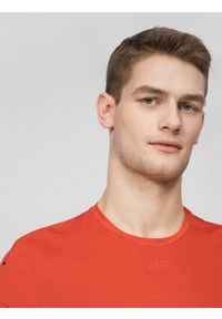 4f - Koszulka treningowa slim szybkoschnąca męska. Kolor: pomarańczowy. Materiał: materiał, dzianina. Sport: fitness
