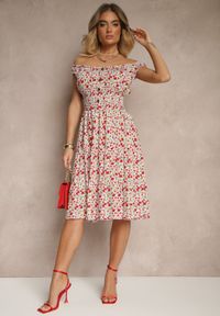 Renee - Biało-Różowa Bawełniana Sukienka z Guzikami o Rozkloszowanym Kroju w Kwiatowy Print Roniselle. Okazja: na co dzień. Kolor: biały. Materiał: bawełna. Wzór: kwiaty, nadruk. Styl: klasyczny, elegancki, casual