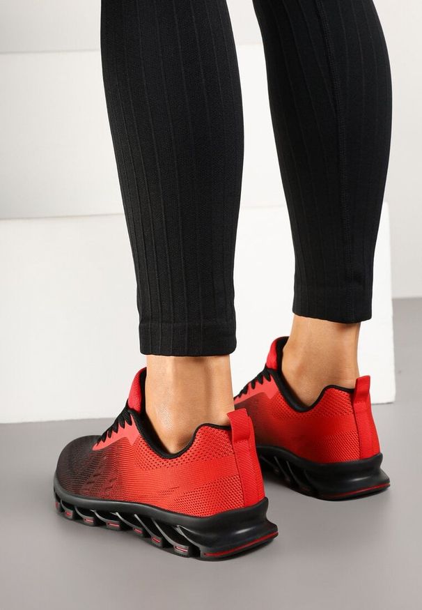 Born2be - Czarno-Czerwone Buty Sportowe Sneakersy z Tłoczoną Podeszwą Leathrose. Okazja: na co dzień. Zapięcie: sznurówki. Kolor: czarny. Materiał: jeans. Sezon: lato, wiosna