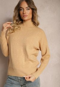 Renee - Beżowy Golf Sweter z Tłoczeniem i Ściągaczami Melovira. Okazja: na spotkanie biznesowe, na co dzień. Typ kołnierza: golf. Kolor: brązowy. Materiał: jeans. Wzór: aplikacja. Styl: klasyczny, biznesowy, casual, elegancki