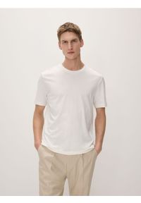 Reserved - T-shirt regular z domieszką jedwabiu - biały. Kolor: biały. Materiał: jedwab