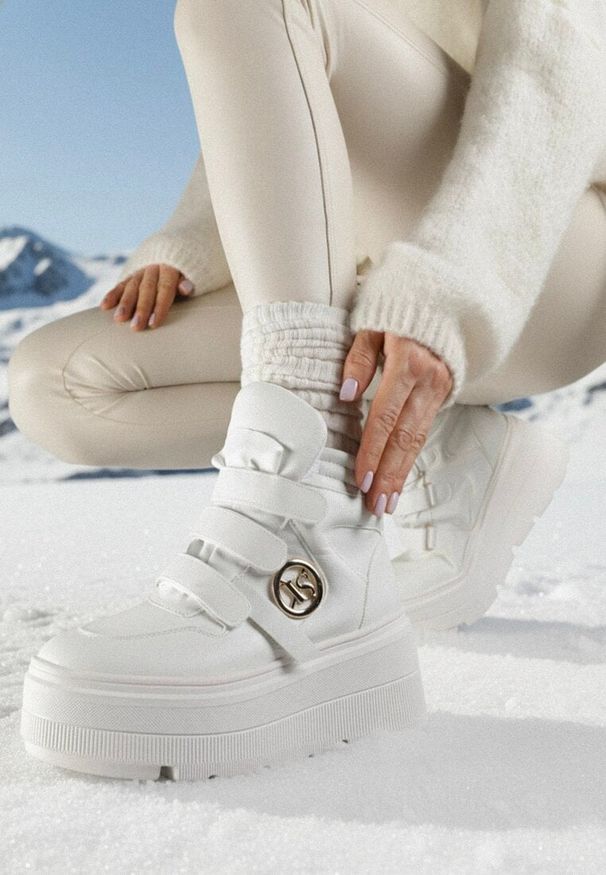 Born2be - Białe Botki Vices w Stylu Sneakersów na Platformie Afirriva. Okazja: na co dzień. Zapięcie: rzepy. Kolor: biały. Materiał: jeans. Wzór: aplikacja. Obcas: na platformie. Wysokość obcasa: średni