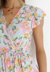 Born2be - Jasnoniebieska Sukienka Kopertowa z Gumką w Pasie w Kwiaty Pive. Typ kołnierza: kołnierz z falbankami. Kolor: niebieski. Materiał: wiskoza, tkanina, materiał. Wzór: kwiaty. Typ sukienki: kopertowe. Długość: maxi #3