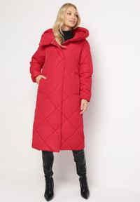Born2be - Czerwona Kurtka Płaszcz z Geometrycznym Pikowaniem Johnatta. Kolor: czerwony. Wzór: geometria #6