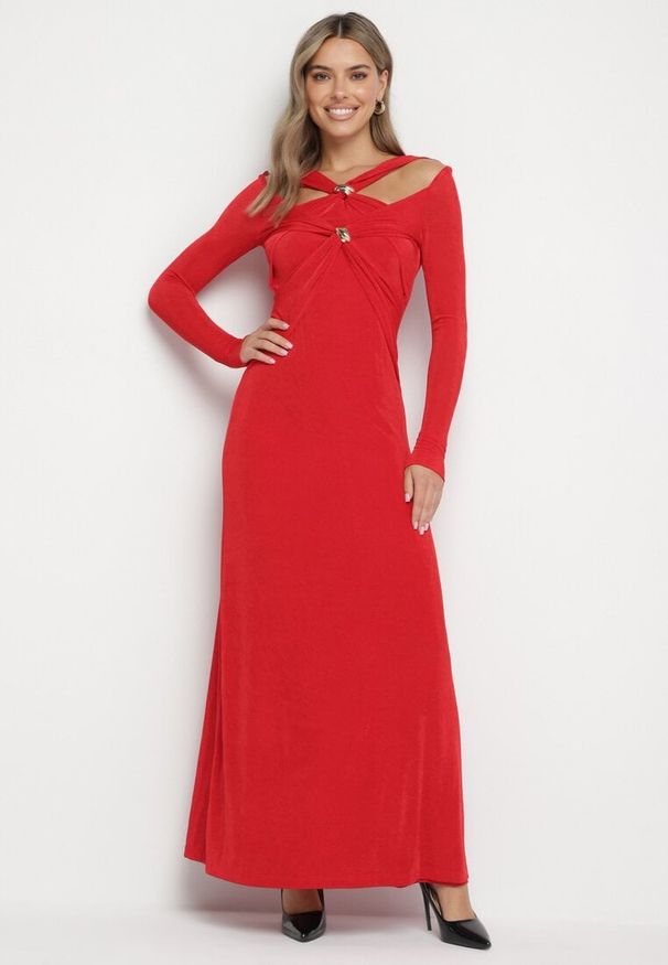 Born2be - Czerwona Długa Sukienka z Ozdobnym Dekoltem i Biżuteryjnymi Detalami Nerosha. Kolor: czerwony. Długość rękawa: długi rękaw. Styl: klasyczny, elegancki. Długość: maxi