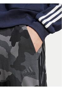 Adidas - adidas Spodnie dresowe Seasonal Essentials Camouflage IY6636 Szary Regular Fit. Kolor: szary. Materiał: syntetyk, bawełna