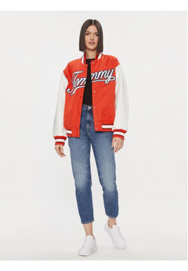 Tommy Jeans Kurtka bomber Letterman DW0DW17233 Czerwony Relaxed Fit. Kolor: czerwony. Materiał: syntetyk