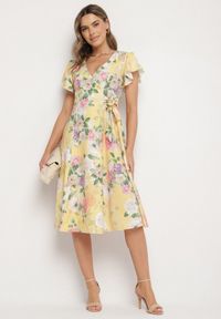 Born2be - Żółta Kwiatowa Sukienka z Kopertowym Dekoltem Atorina. Okazja: na co dzień, do pracy, na spotkanie biznesowe. Typ kołnierza: dekolt kopertowy. Kolor: żółty. Wzór: kwiaty. Typ sukienki: kopertowe. Styl: biznesowy, casual #7