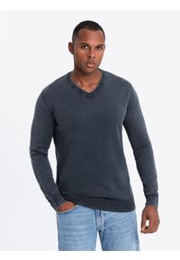 Ombre Clothing - Washowany sweter męski z dekoltem w serek - granatowy V2. Typ kołnierza: dekolt w serek. Kolor: niebieski. Materiał: bawełna