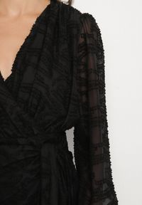 Born2be - Czarna Taliowana Sukienka z Tkaniny Plumeti Saloressa. Okazja: do pracy, na spotkanie biznesowe, na randkę. Typ kołnierza: dekolt w kształcie V. Kolor: czarny. Materiał: tkanina. Długość rękawa: długi rękaw. Wzór: aplikacja. Styl: klasyczny, biznesowy #2