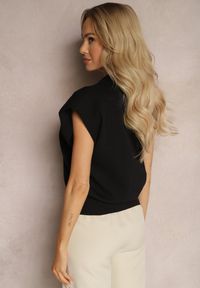 Renee - Czarna Casualowa Bluzka Polo w Stylu Dzianinowej Kamizelki z Usztywnionymi Ramionami Aidelma. Okazja: na co dzień. Typ kołnierza: polo. Kolor: czarny. Materiał: dzianina. Długość rękawa: krótki rękaw. Długość: krótkie. Styl: casual