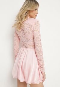 Born2be - Różowa Rozkloszowana Sukienka o Kroju Bombki z Koronką i Wycięciem Desarilla. Okazja: na co dzień. Typ kołnierza: kołnierzyk stójkowy. Kolor: różowy. Materiał: koronka. Długość rękawa: długi rękaw. Wzór: koronka. Typ sukienki: bombki. Styl: casual #7