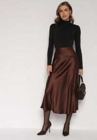 Born2be - Brązowa Rozkloszowana Midi Spódnica Satynowa Zapinana na Suwak z Gumką w Pasie Williwarne. Okazja: na co dzień, do pracy, na spotkanie biznesowe. Kolor: brązowy. Materiał: satyna. Styl: biznesowy, casual #5