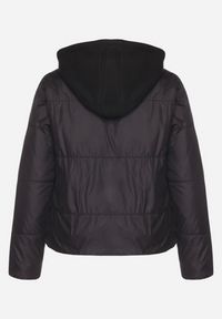 Born2be - Czarna Kurtka Pikowana z Materiałowym Kapturem Odpinanym Jasilea. Okazja: na co dzień. Kolor: czarny. Materiał: materiał. Styl: casual #2