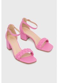 Answear Lab sandały kolor różowy. Zapięcie: klamry. Kolor: różowy. Obcas: na obcasie. Styl: wakacyjny. Wysokość obcasa: średni #3