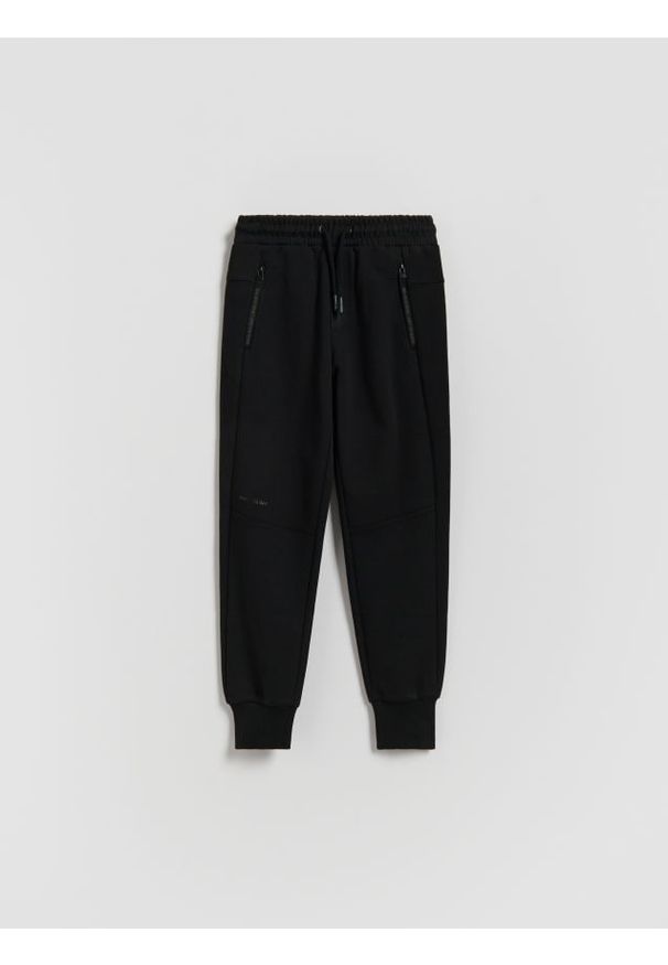 Reserved - Sportowe spodnie jogger - czarny. Kolor: czarny. Materiał: dzianina, bawełna. Styl: sportowy