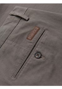 Ombre Clothing - Spodnie męskie chino REGULAR FIT z delikatną strukturą – szare V1 - Rozmiar: M. Okazja: na co dzień. Kolor: szary. Materiał: tkanina, elastan, bawełna. Styl: klasyczny, casual #6