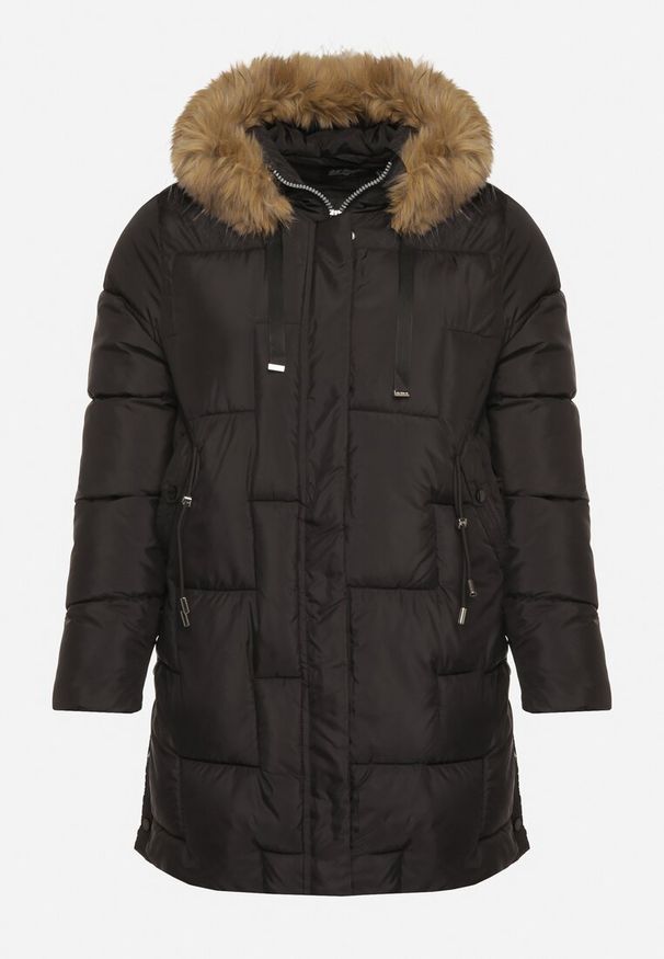 Born2be - Czarna Pikowana Kurtka z Kapturem z Futerkiem Ruvite. Typ kołnierza: kaptur. Kolekcja: plus size. Kolor: czarny. Materiał: futro