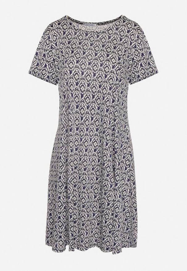 Born2be - Granatowo-Biała Rozkloszowana Sukienka z Wiskozy Krótkim Rękawem i Mozaikowym Printem Hyacina. Kolor: niebieski. Materiał: wiskoza. Długość rękawa: krótki rękaw. Wzór: nadruk. Sezon: lato. Styl: wakacyjny