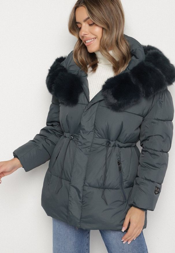 Born2be - Ciemnozielona Kurtka z Pikowanymi Przeszyciami i Kapturem z Futerkiem Galiadia. Okazja: na spacer, na co dzień. Kolor: zielony. Materiał: futro. Styl: casual, sportowy, klasyczny